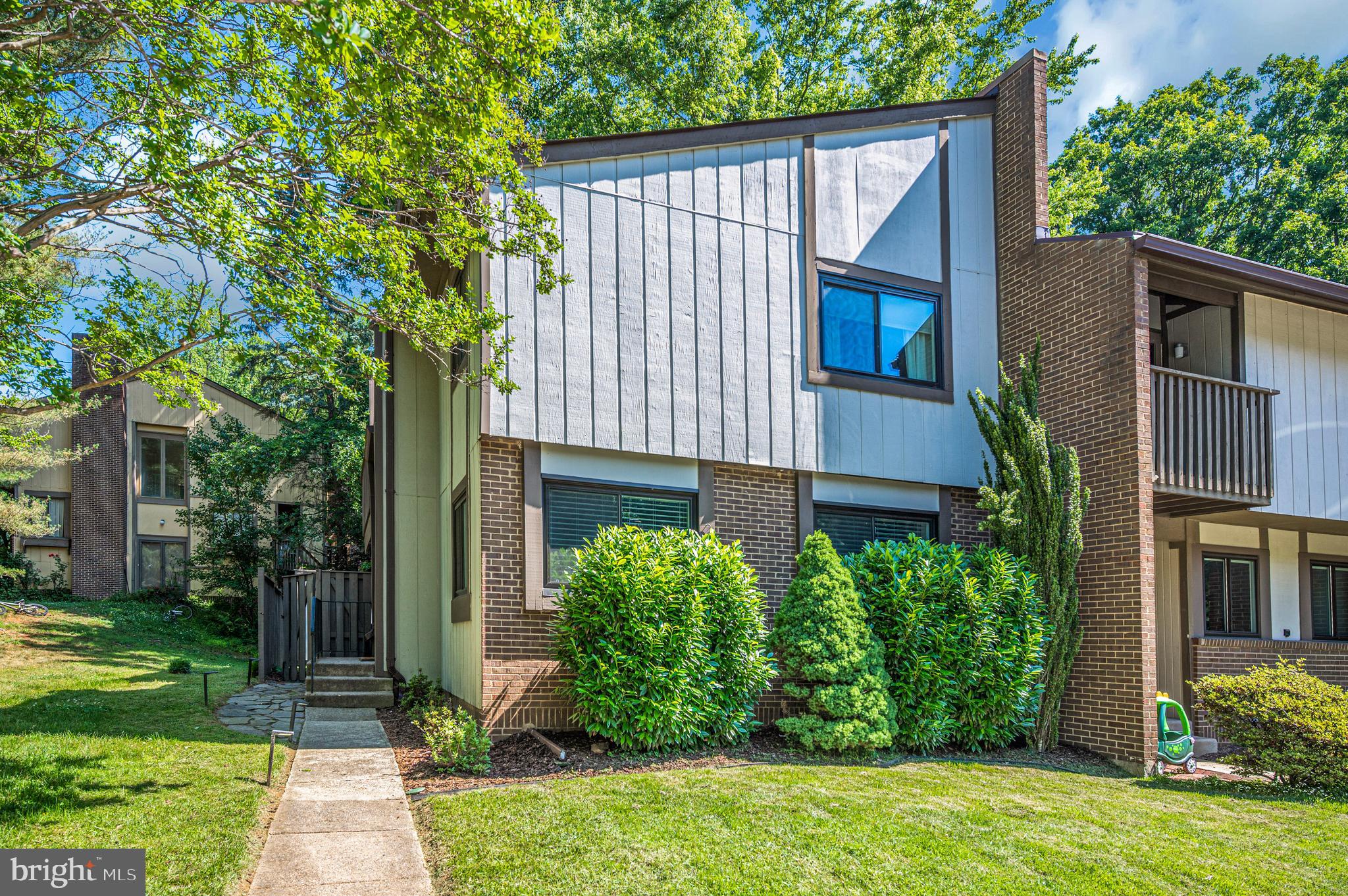 2215 Glencourse Lane Reston, VA 20191 - Photo 4 of 68