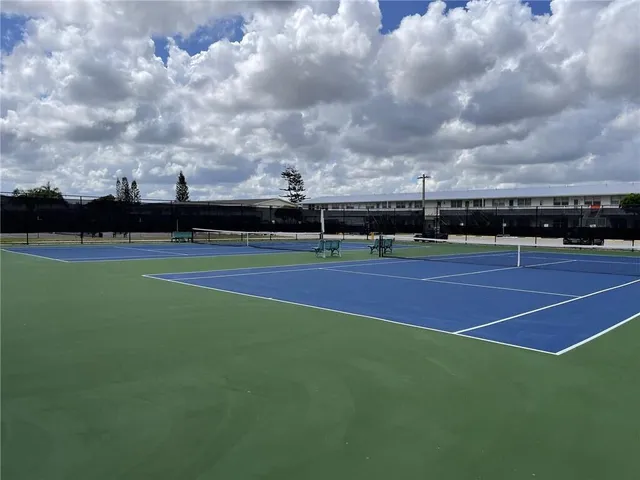 a tennis court that has tennis net