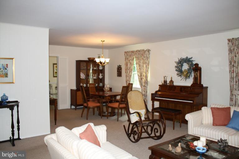 8900 Boxford Court Laurel, MD 20708 - Photo 14 of 25 Living Room