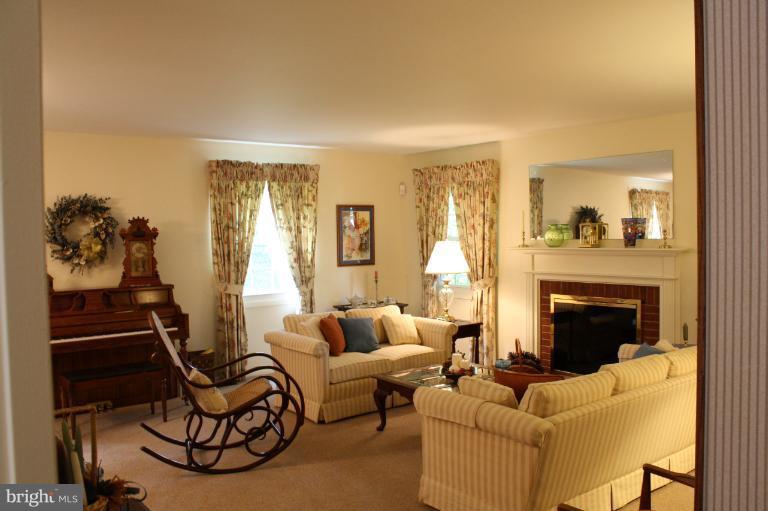 8900 Boxford Court Laurel, MD 20708 - Photo 21 of 25 Living Room