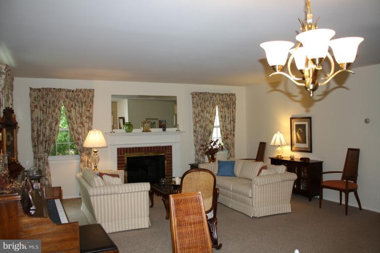 8900 Boxford Court Laurel, MD 20708 - Photo 22 of 25 Living Room