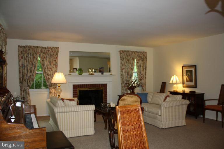 8900 Boxford Court Laurel, MD 20708 - Photo 24 of 25 Living Room