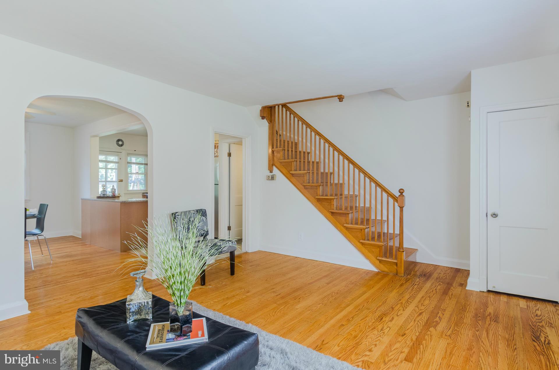 807 Braeside Road Baltimore, MD 21229 - Photo 2 of 30 Living Room