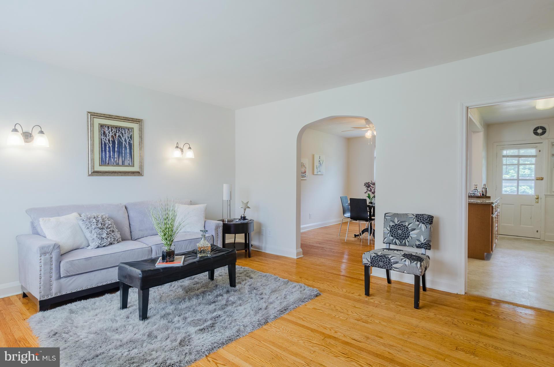 807 Braeside Road Baltimore, MD 21229 - Photo 3 of 30 Living Room