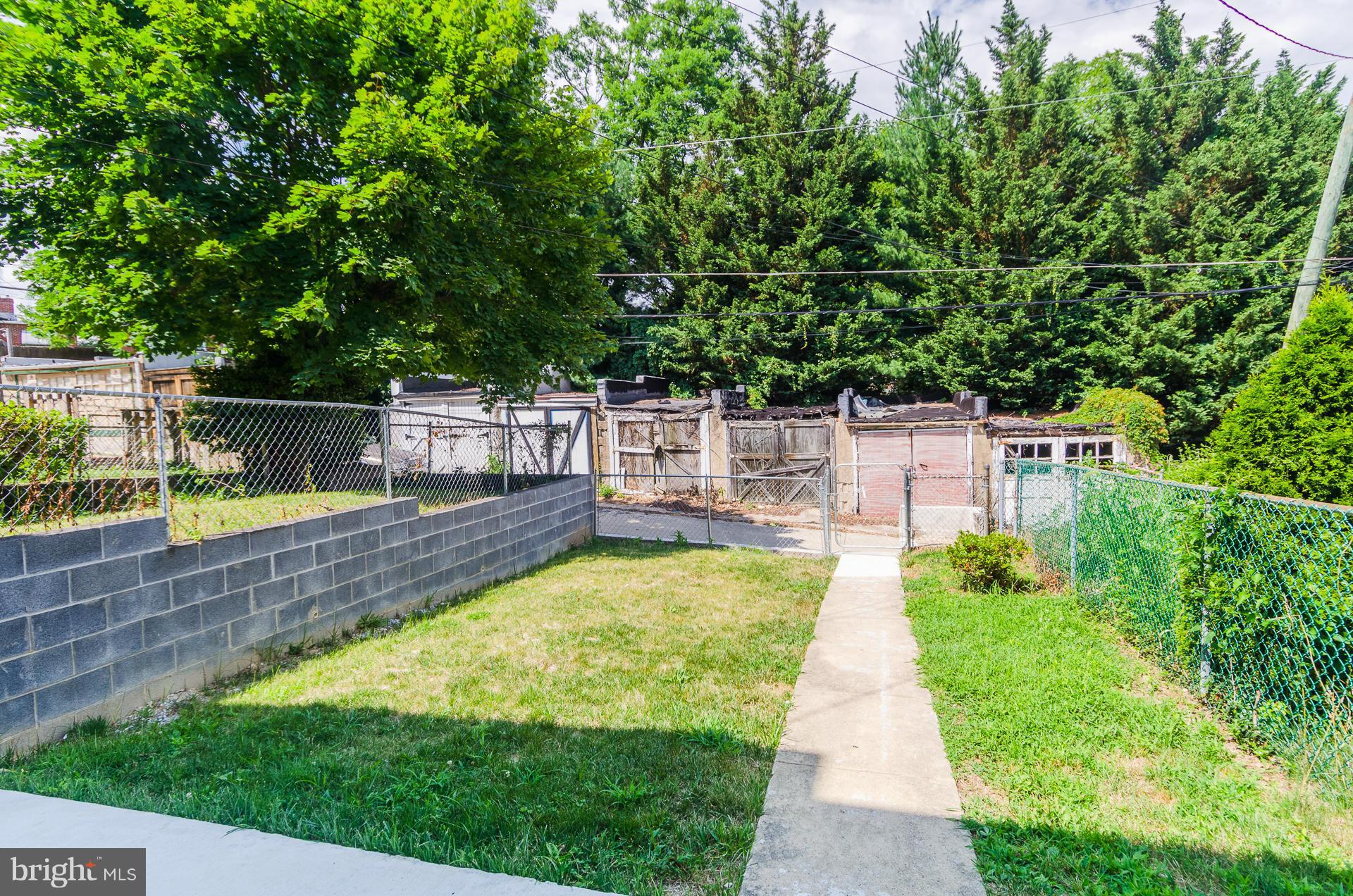 807 Braeside Road Baltimore, MD 21229 - Photo 26 of 30 Fenced Yard