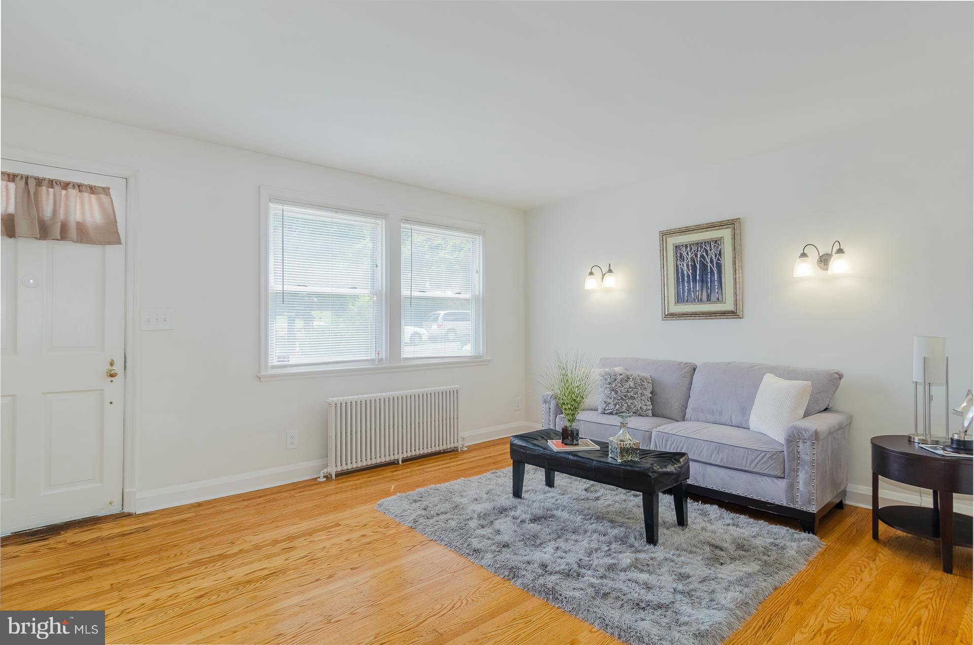 807 Braeside Road Baltimore, MD 21229 - Photo 4 of 30 Living Room