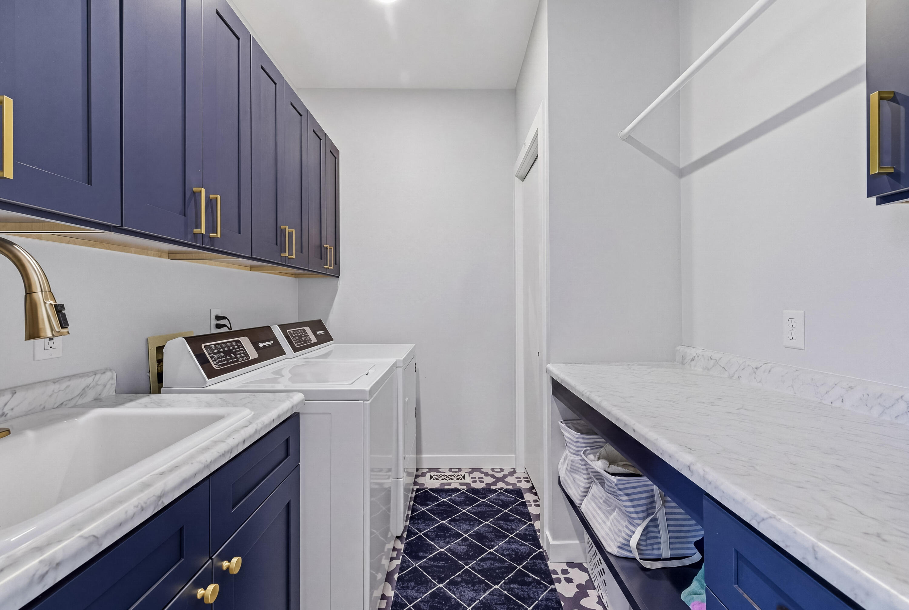 5611 Oak Bluffs Road Fontana, WI 53125 - Photo 19 of 43 Laundry