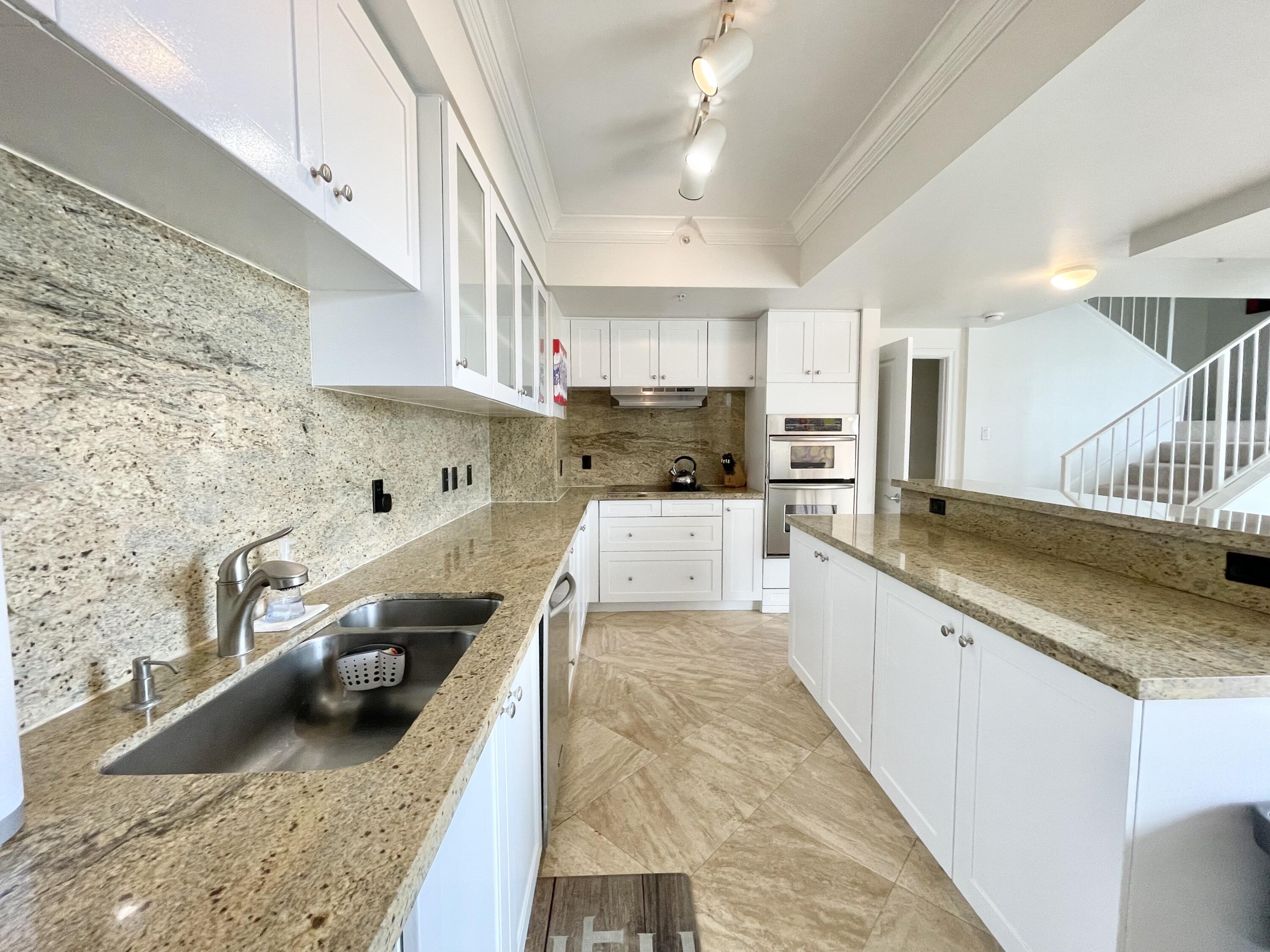 99 Southeast Mizner Boulevard, Unit PH29 Boca Raton, FL 33432 - Photo 8 of 42 KITCHEN