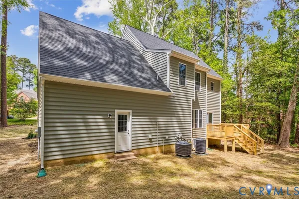 a view of a house with a yard and garage