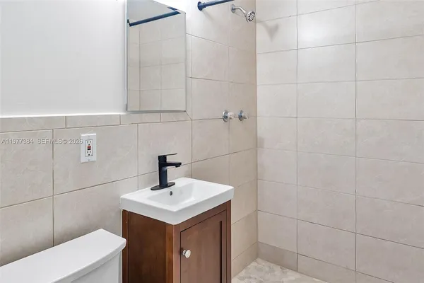 $1,900 | 4037 Southwest 65th Avenue, Unit 11, South Miami, FL 33155