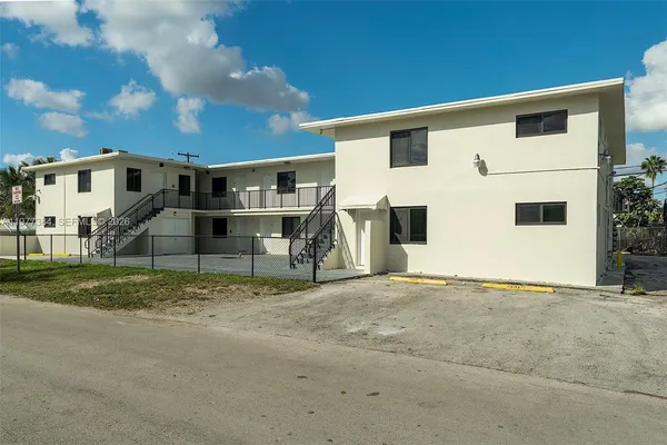 $1,900 | 4037 Southwest 65th Avenue, Unit 11, South Miami, FL 33155