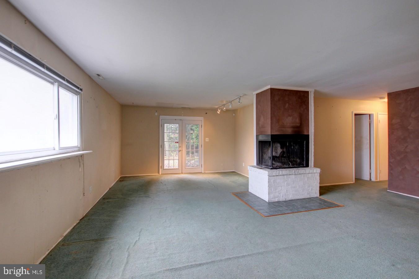 2009 Derrickson Road Baltimore, MD 21244 - Photo 3 of 24 Living room