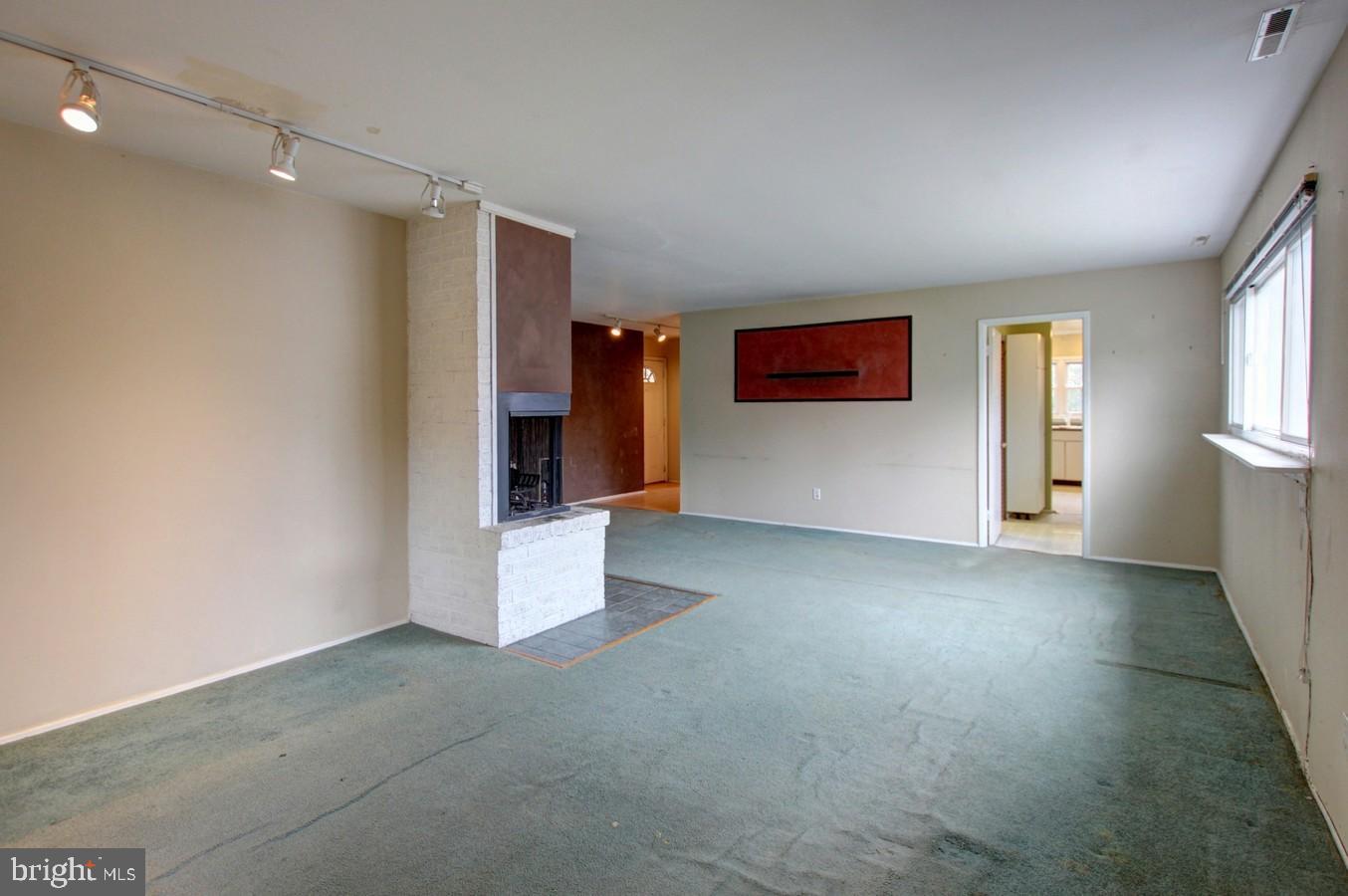 2009 Derrickson Road Baltimore, MD 21244 - Photo 4 of 24 Living room