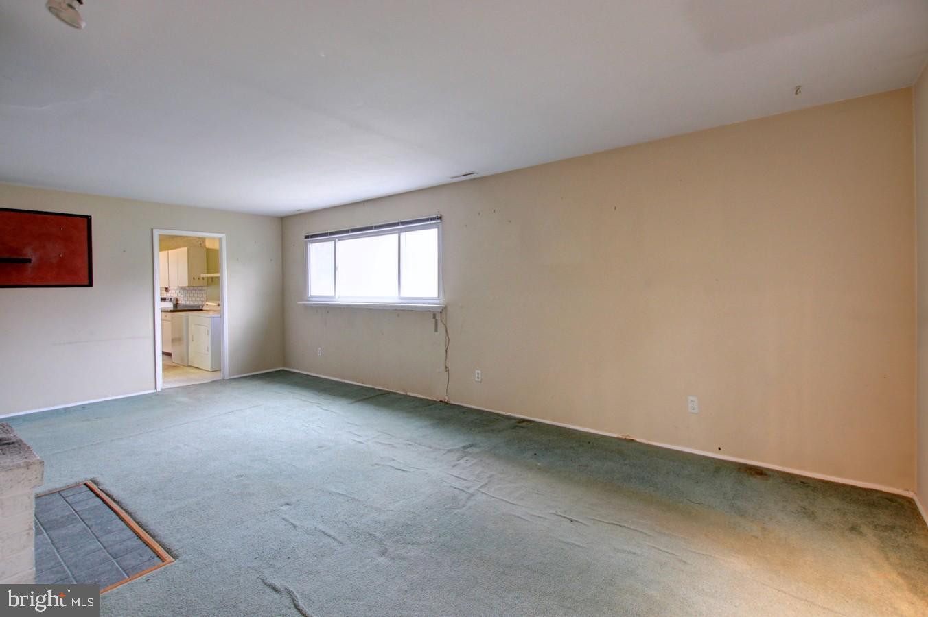 2009 Derrickson Road Baltimore, MD 21244 - Photo 5 of 24 Living room
