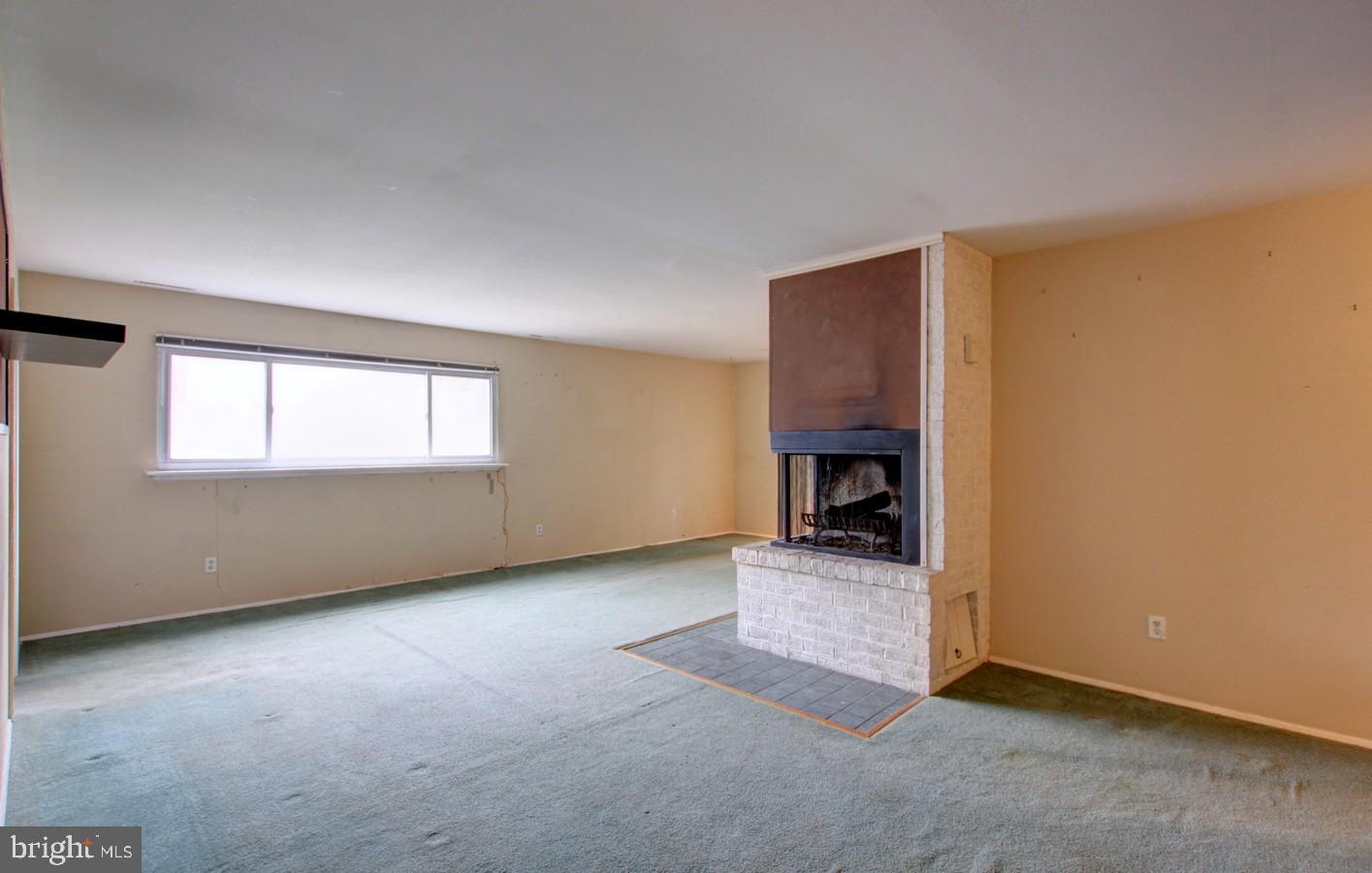 2009 Derrickson Road Baltimore, MD 21244 - Photo 6 of 24 Living room