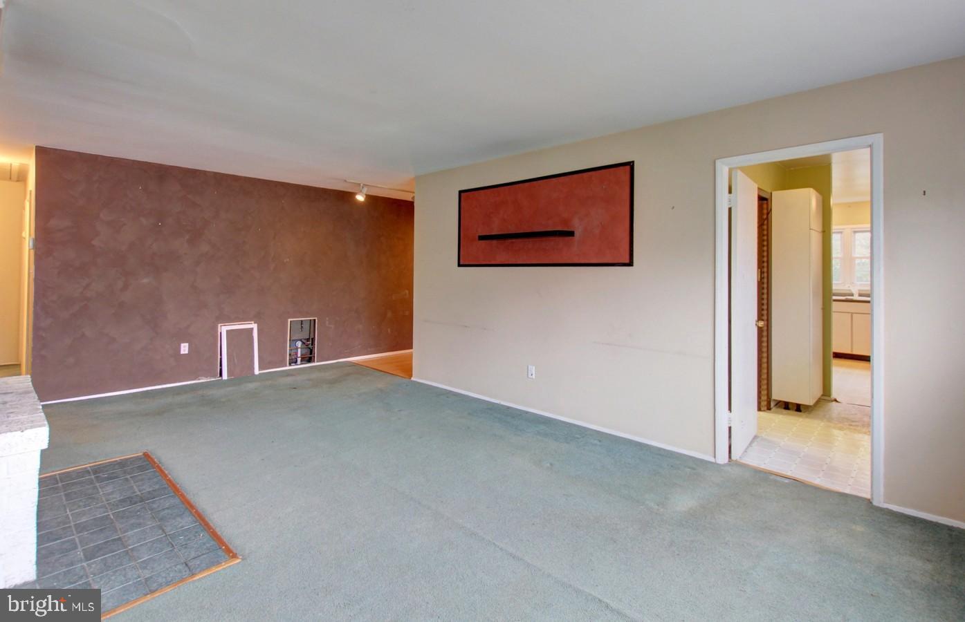 2009 Derrickson Road Baltimore, MD 21244 - Photo 7 of 24 Living room