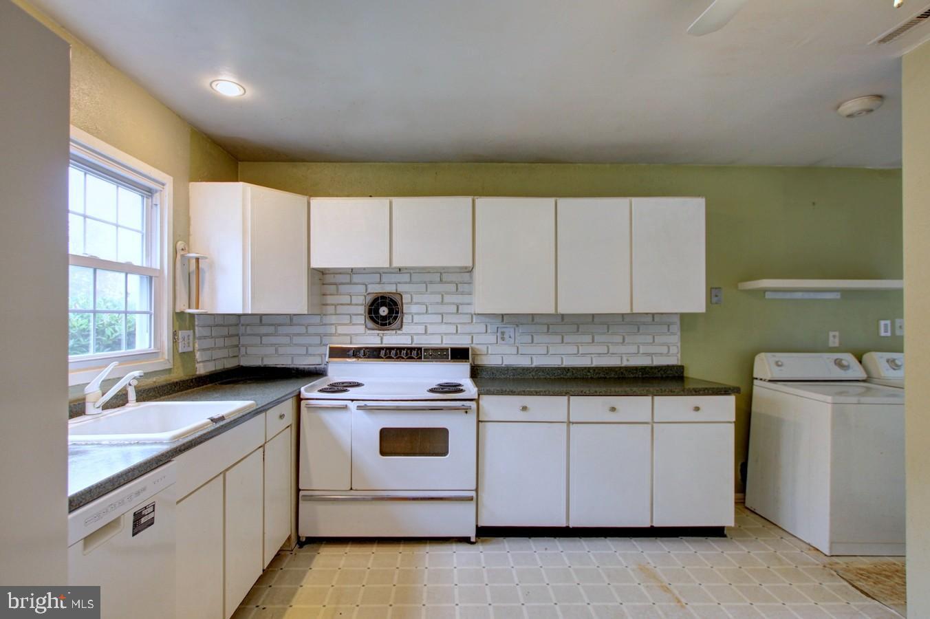 2009 Derrickson Road Baltimore, MD 21244 - Photo 8 of 24 Kitchen