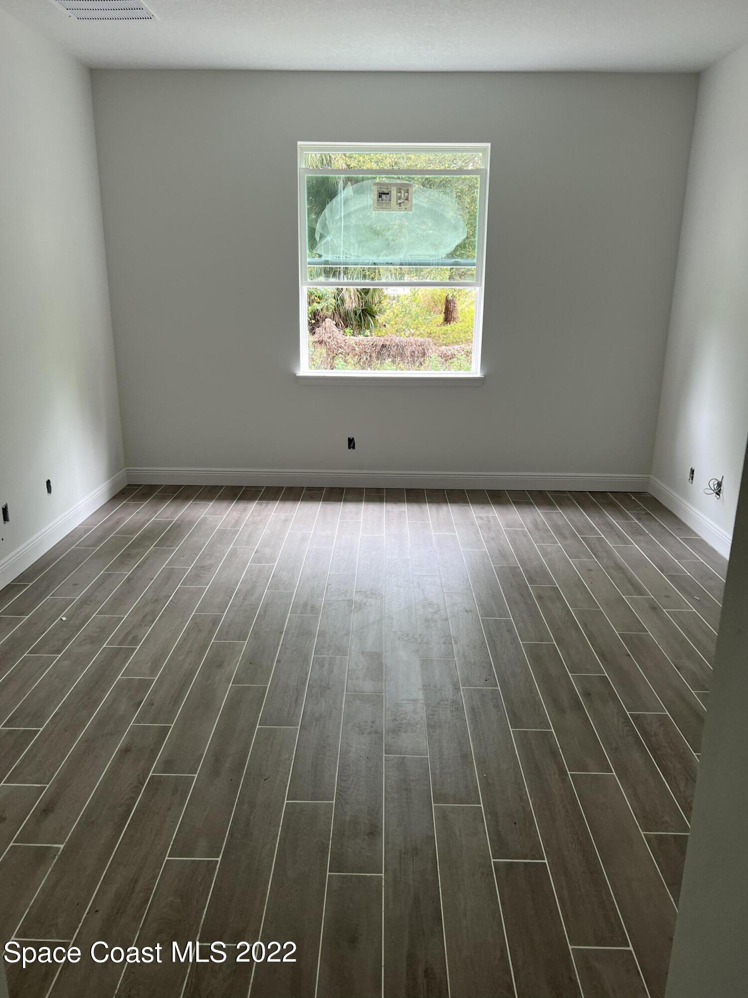 1376 Wing Road Southwest Palm Bay, FL 32908 - Photo 13 of 17 en empty room with window