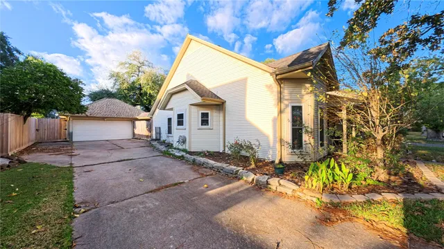 a view of backyard with garden
