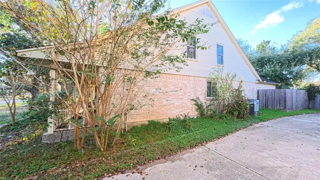 $289,000 | 1015 Woodhorn Drive, Houston, TX 77062