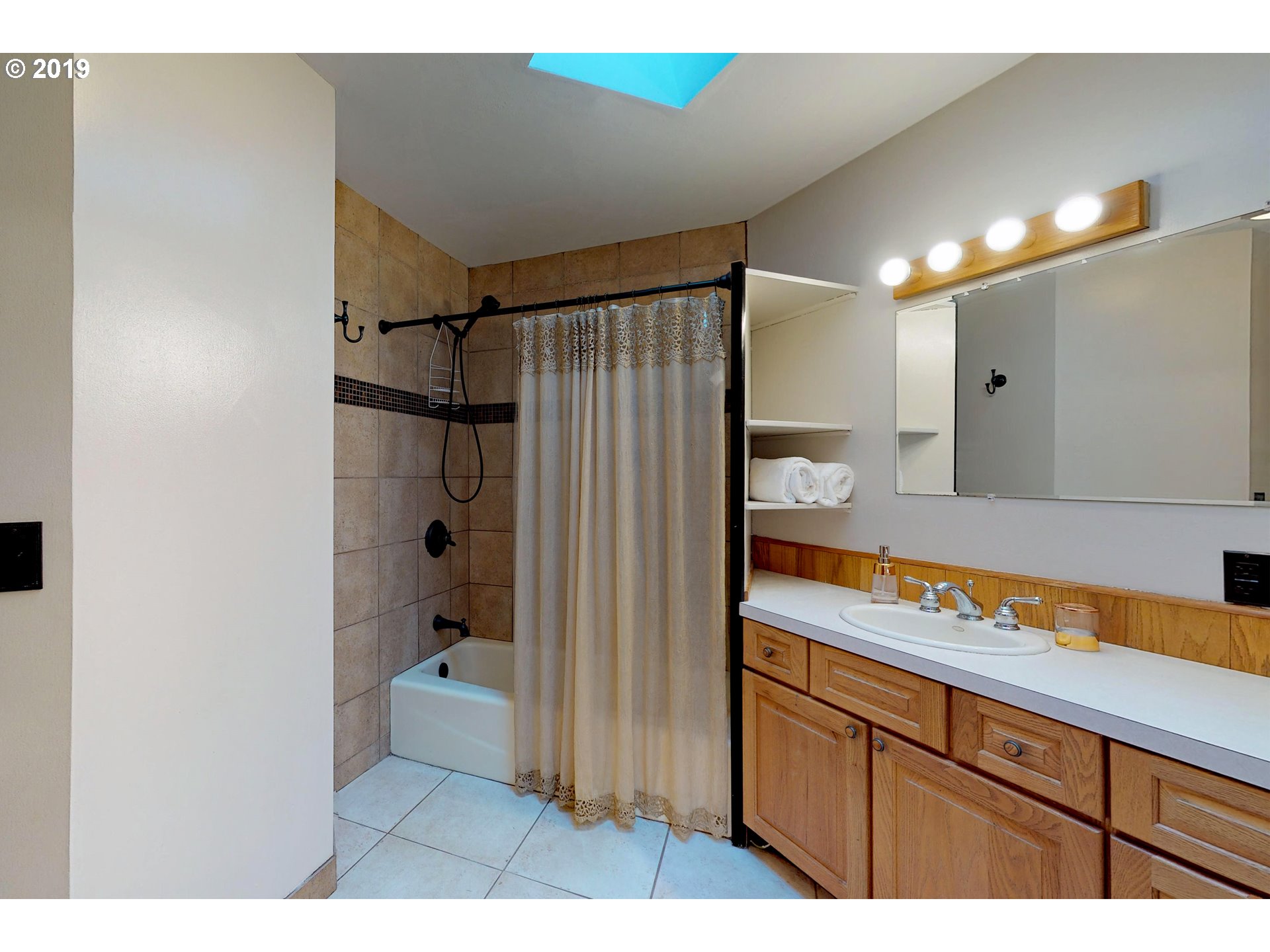 6424 Southwest Alfred Street Portland, OR 97219 - Photo 11 of 31 Gallery Image 11