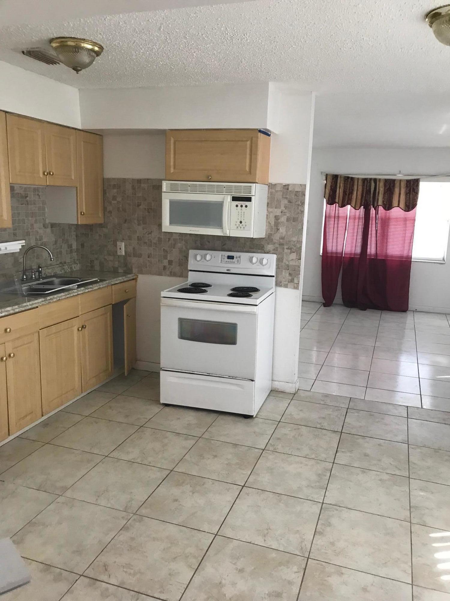 1228 West 6th Street Riviera Beach, FL 33404 - Photo 3 of 8 12286tstrkitchen