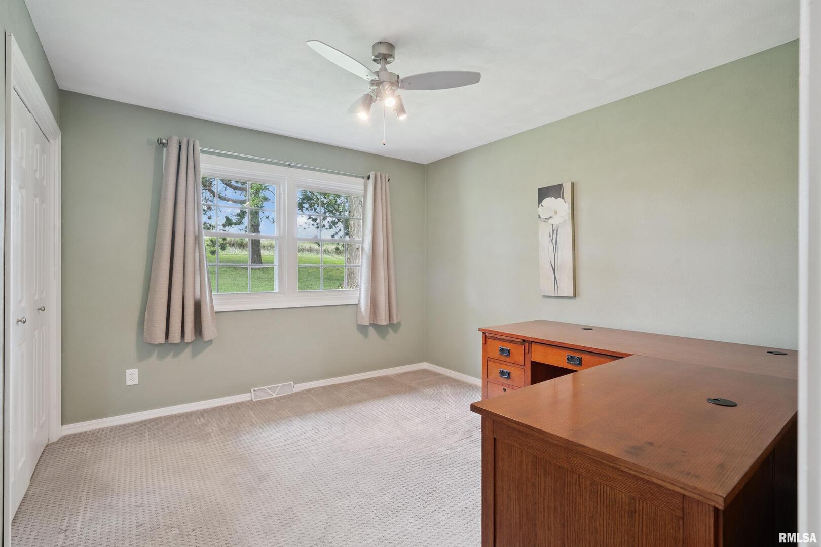 8528 101st Street West Andalusia, IL 61232 - Photo 14 of 42 a room with furniture and window