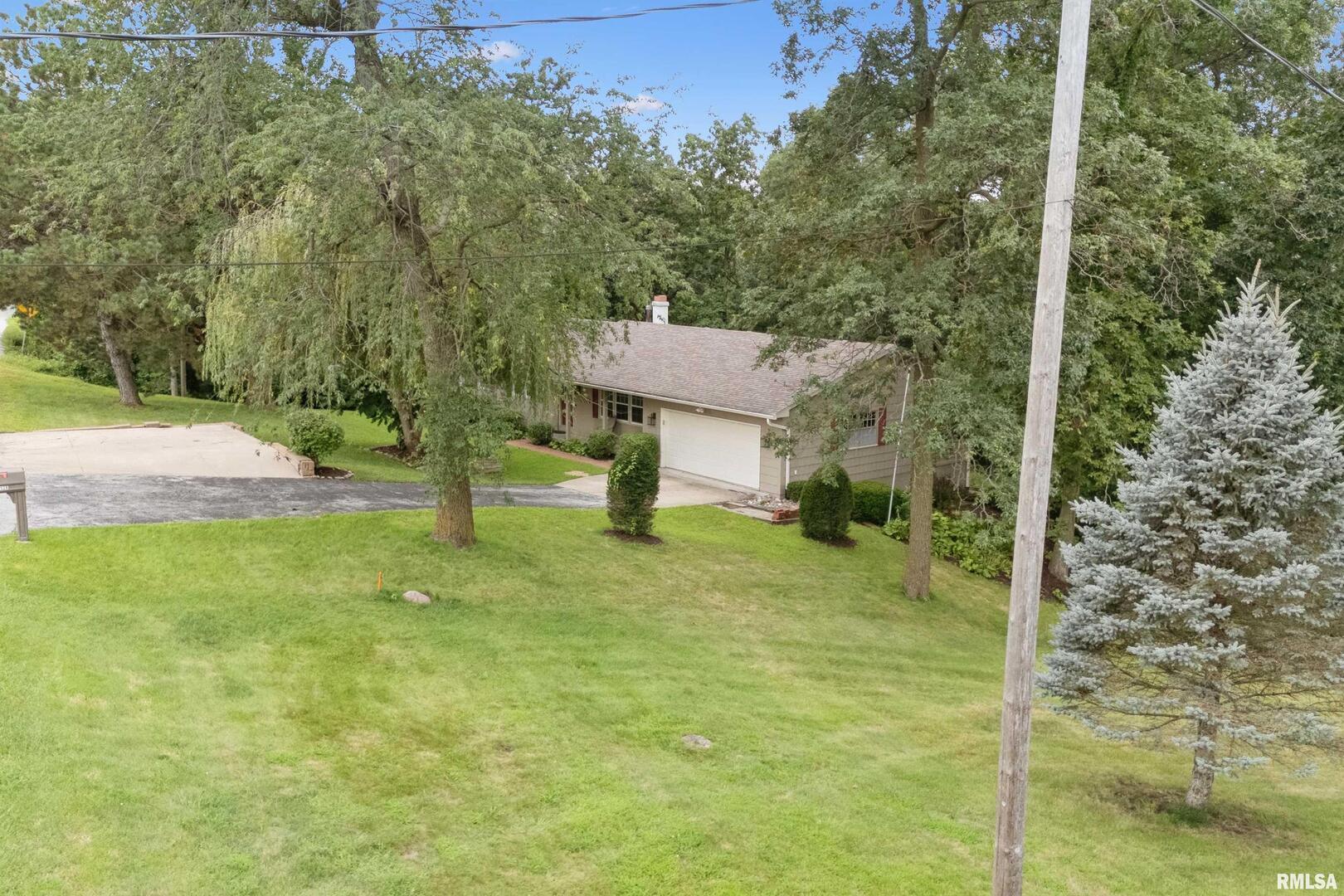 8528 101st Street West Andalusia, IL 61232 - Photo 36 of 42 a view of a yard in front of a house with a large tree