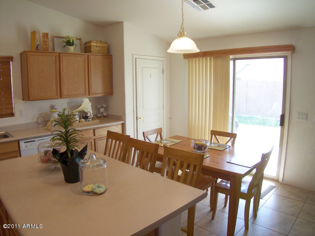 3684 South Martingale Road Gilbert, AZ 85297 - Photo 8 of 21 BREAKFAST AREA