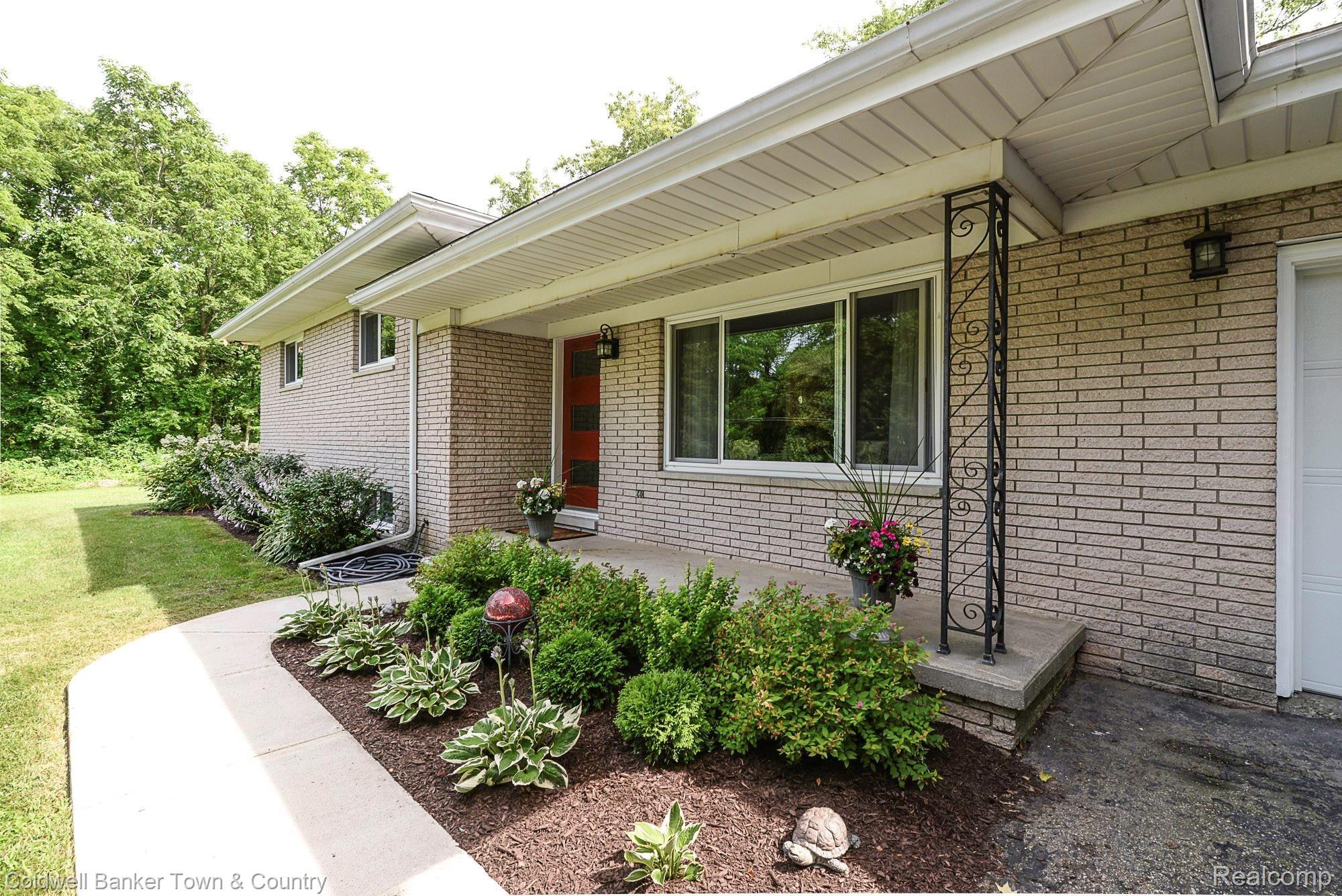 12318 White Lake Road Fenton, MI 48430 - Photo 6 of 42 DSC_10.jpg