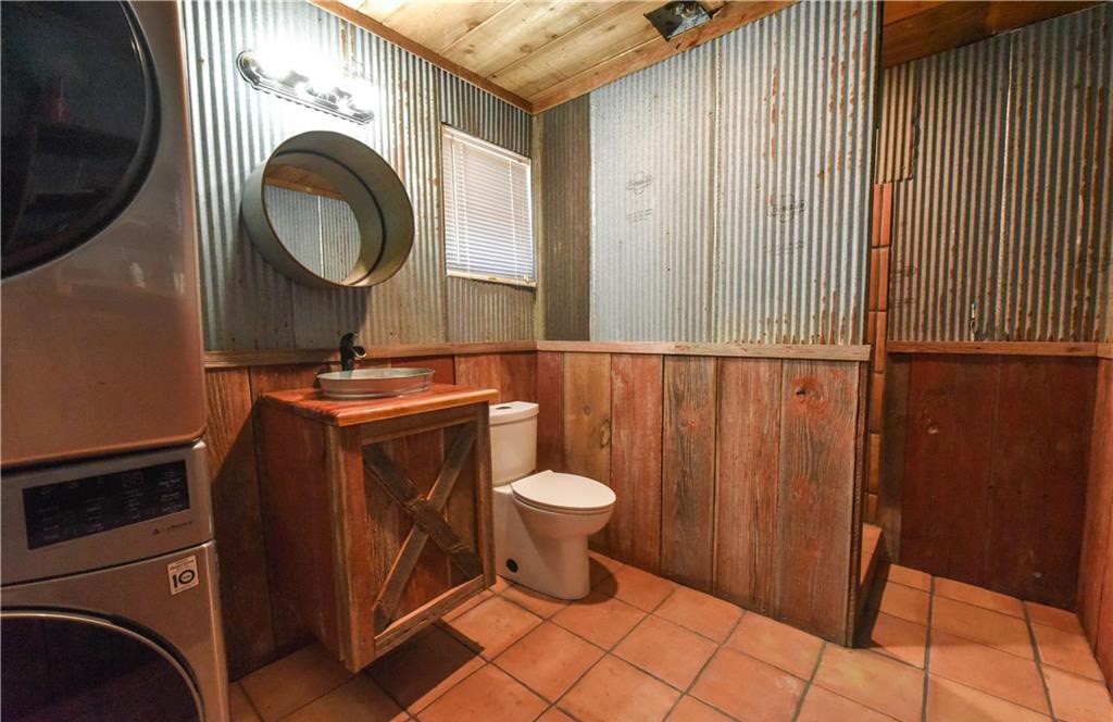 12200 Winn Road Franklin, TX 77856 - Photo 15 of 33 a bathroom with a toilet and a sink