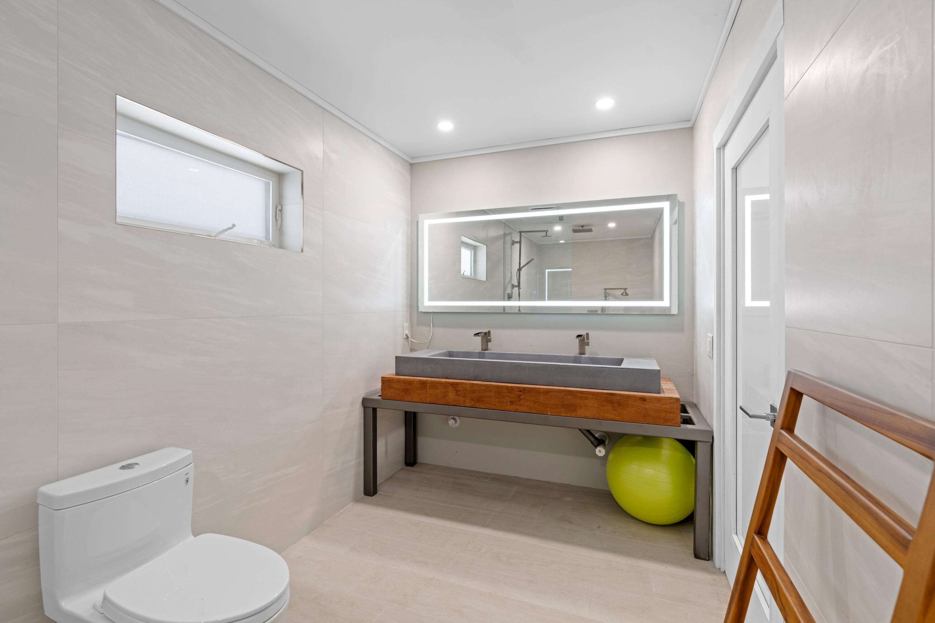 383 Denny Court Boca Raton, FL 33486 - Photo 17 of 43 Primary Bathroom