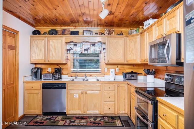 $825,000 | 2039 Oakmont Drive, Sevierville, TN 37876