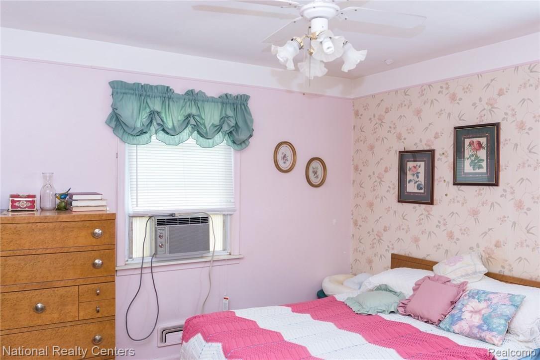 832 Shadowlawn Street Inkster, MI 48141 - Photo 13 of 36 832SHADOWLAWN_Bedroom1-002.jpg