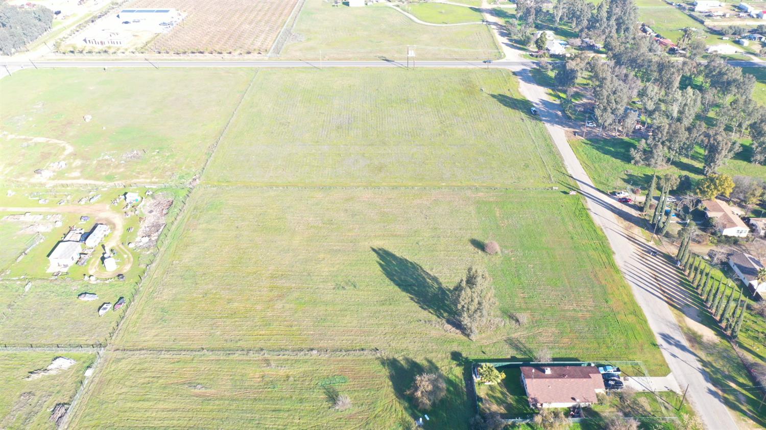 0 Cardwell Street Madera, CA 93638 - Photo 10 of 19 a bathroom with a bathtub