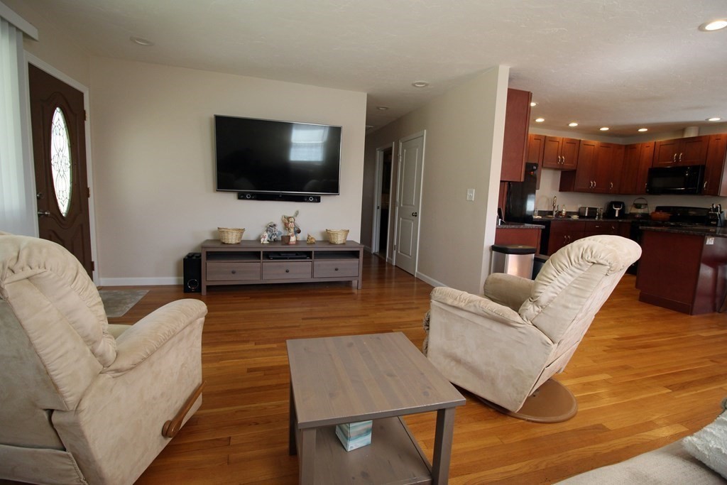 817 Concord Road Marlborough, MA 01752 - Photo 4 of 29 Gallery Image 4