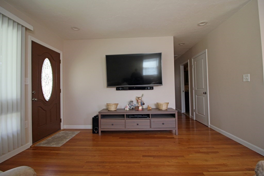 817 Concord Road Marlborough, MA 01752 - Photo 5 of 29 Gallery Image 5