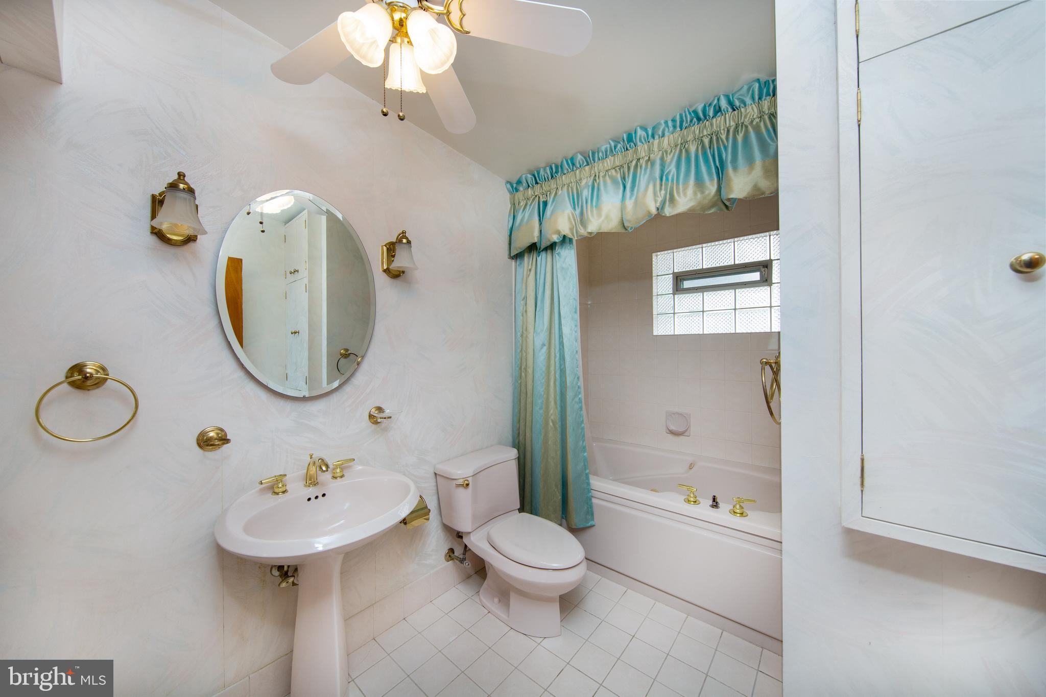 6831 Queens Ferry Road Baltimore, MD 21239 - Photo 16 of 30 Hall Bath with Jetted Tub