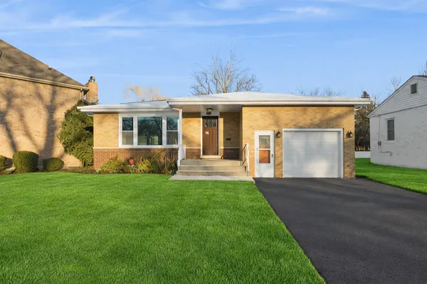 a view of a house with backyard and garden