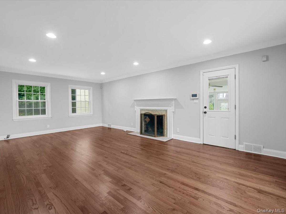 17 Pinewood Road Manhasset, NY 11030 - Photo 5 of 45