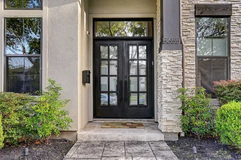 a view of a entryway of the house