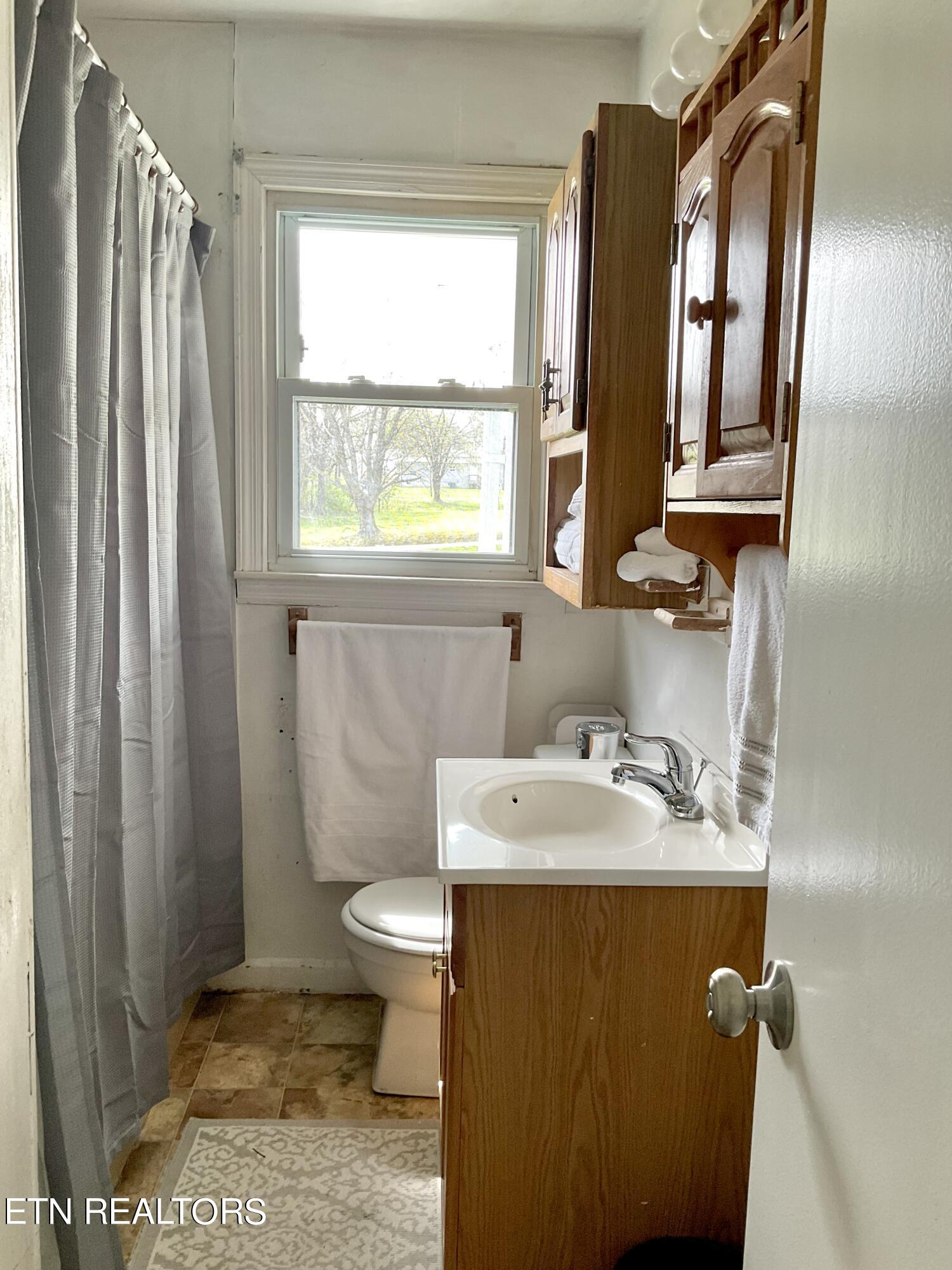 401 Beets Street Clinton, TN 37716 - Photo 20 of 30 Bathroom 2