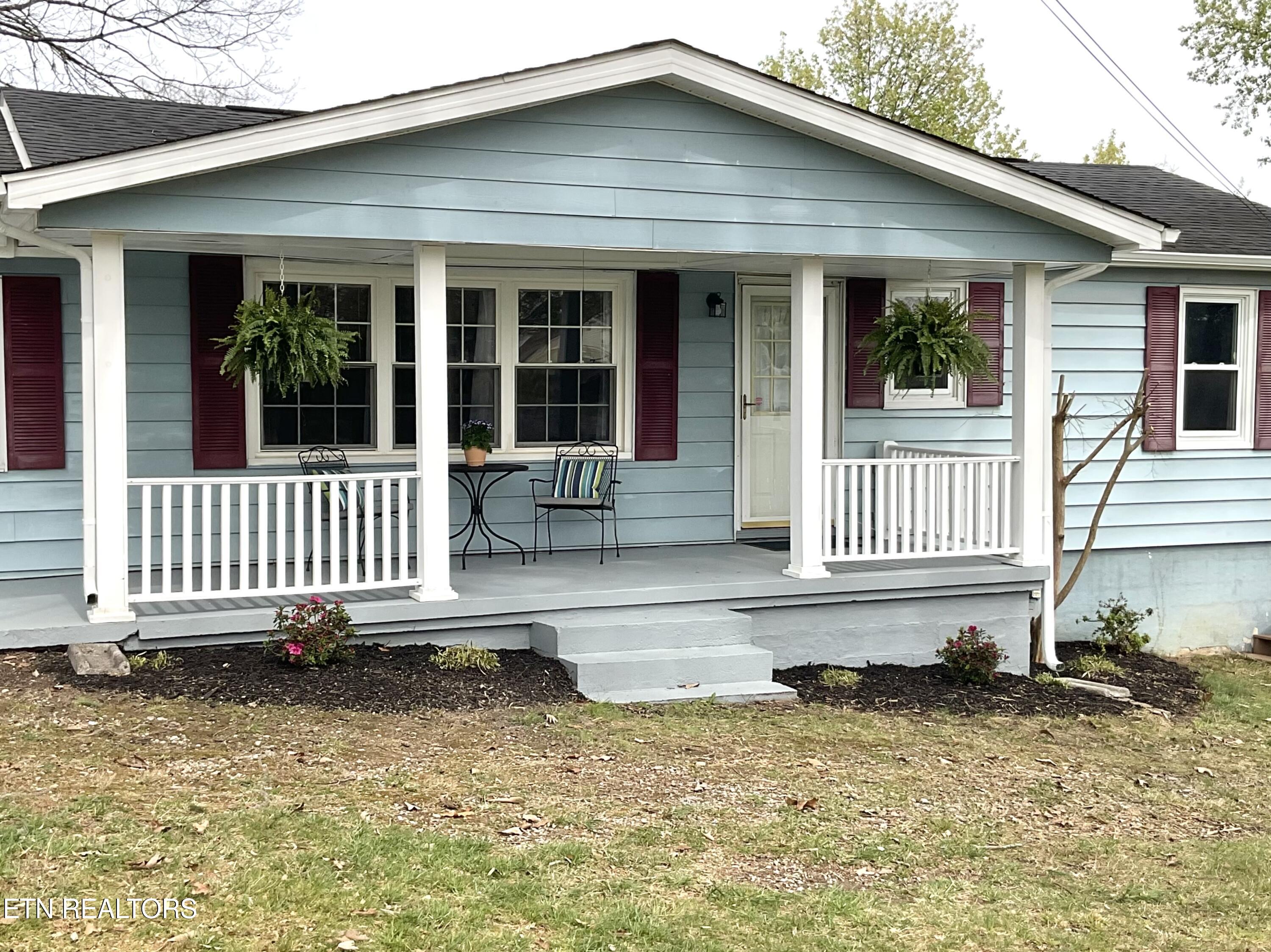 401 Beets Street Clinton, TN 37716 - Photo 2 of 30 Welcoming Front Porch