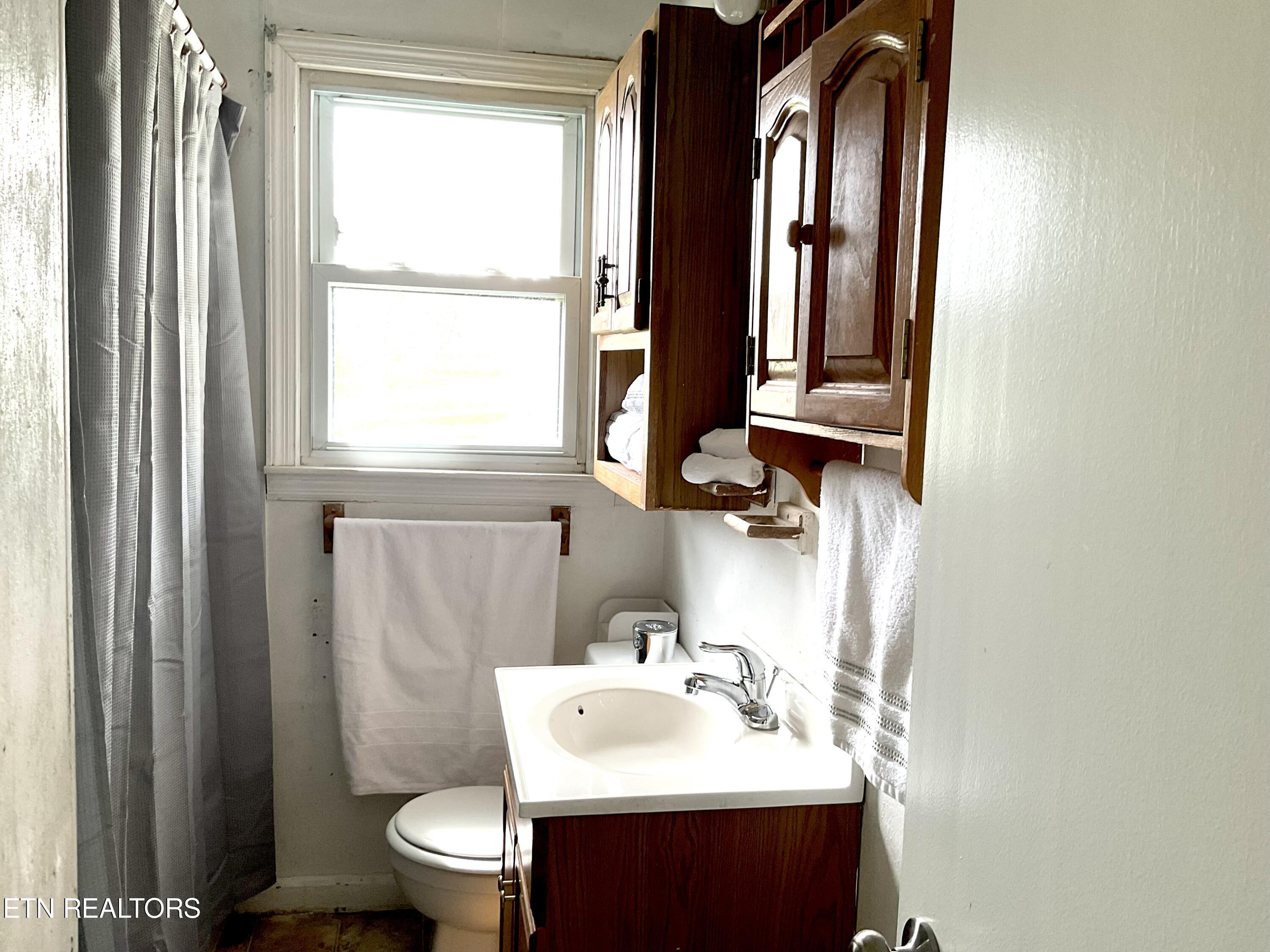 401 Beets Street Clinton, TN 37716 - Photo 21 of 30 Bathroom 2