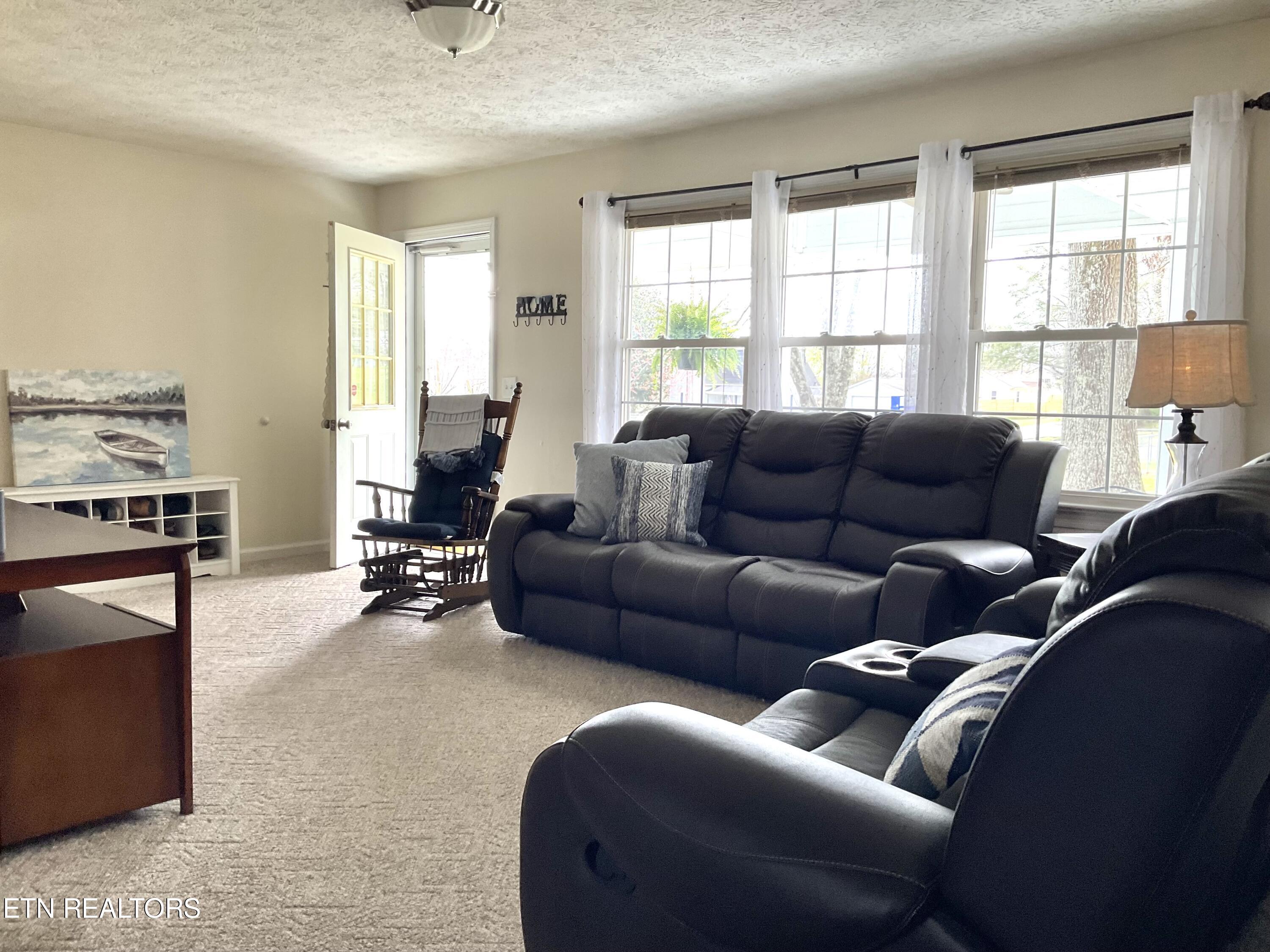 401 Beets Street Clinton, TN 37716 - Photo 4 of 30 Living Room