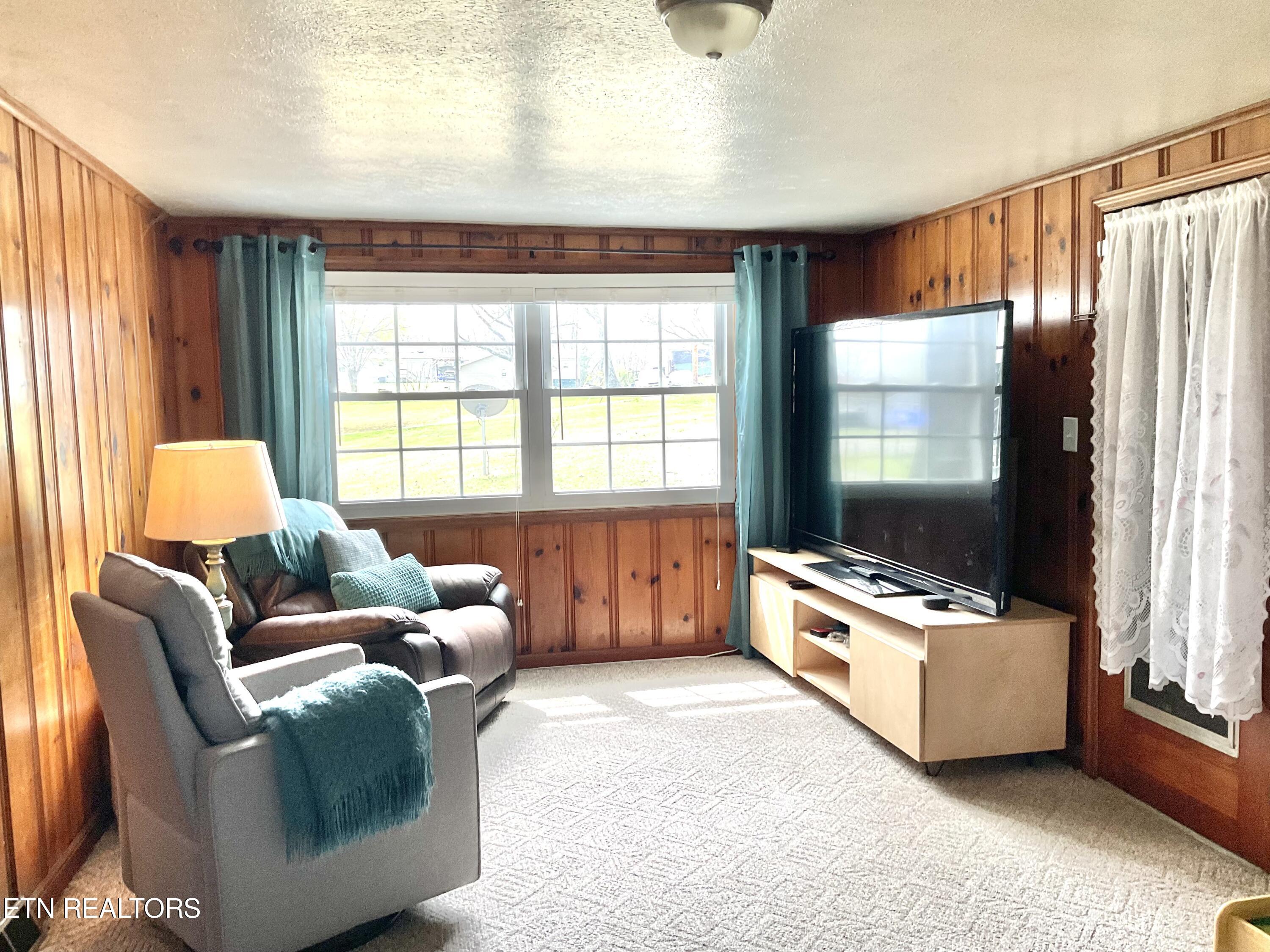 401 Beets Street Clinton, TN 37716 - Photo 7 of 30 Family Room