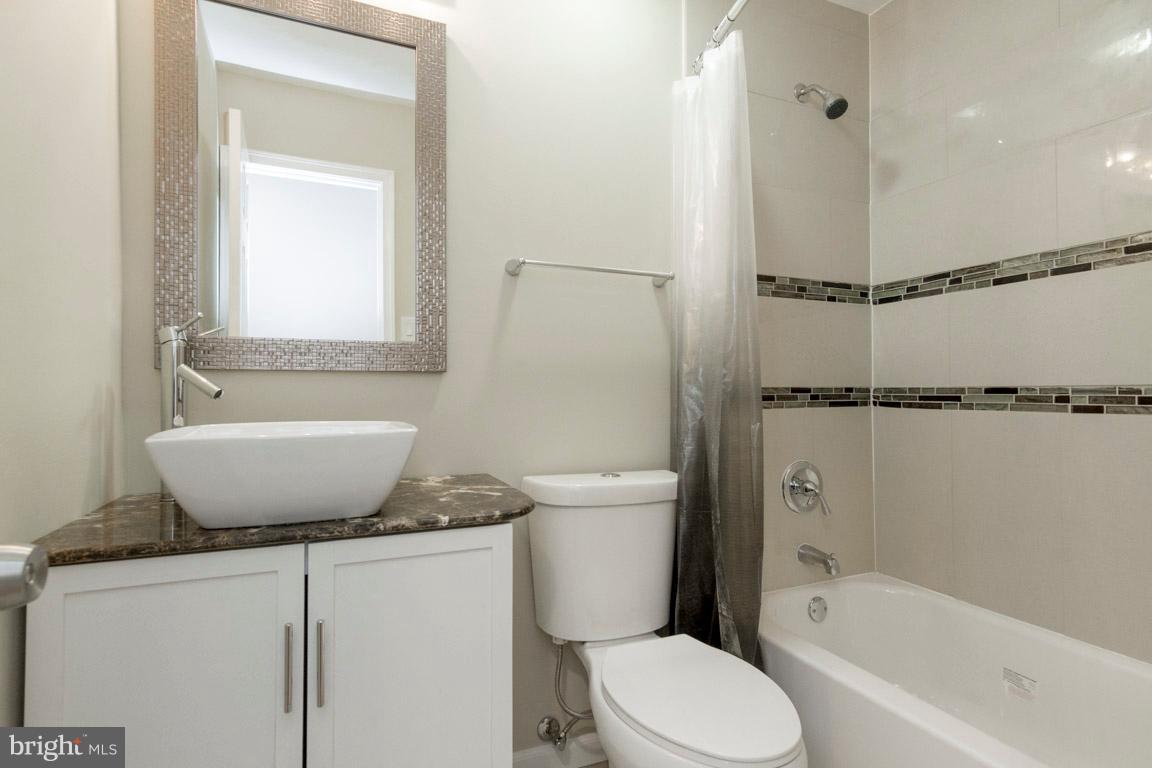 13405 Kingsman Road Woodbridge, VA 22193 - Photo 24 of 42 Remodeled Full Bath in Main Level Hall