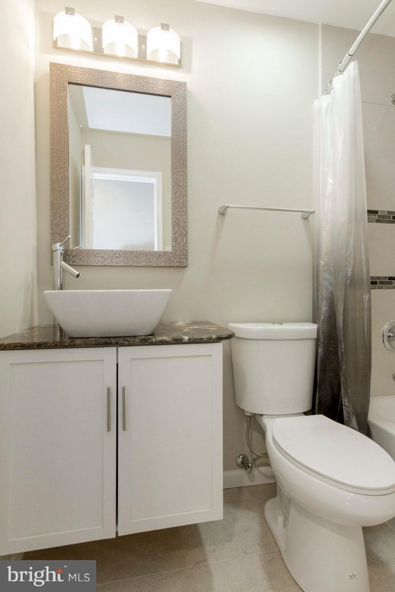 13405 Kingsman Road Woodbridge, VA 22193 - Photo 25 of 42 Remodeled Full Bath in Main Level Hall