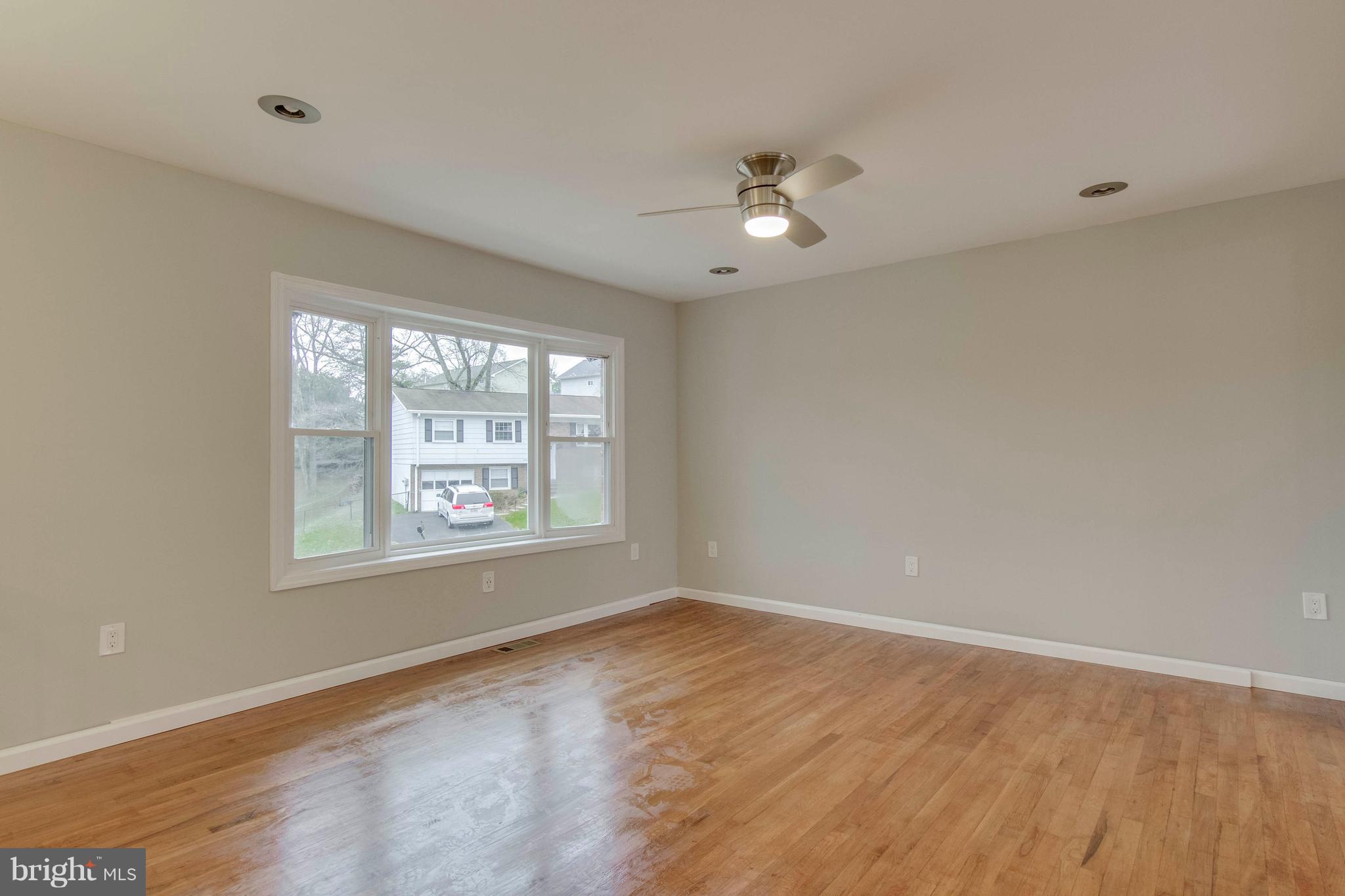 13405 Kingsman Road Woodbridge, VA 22193 - Photo 8 of 42 Living Room