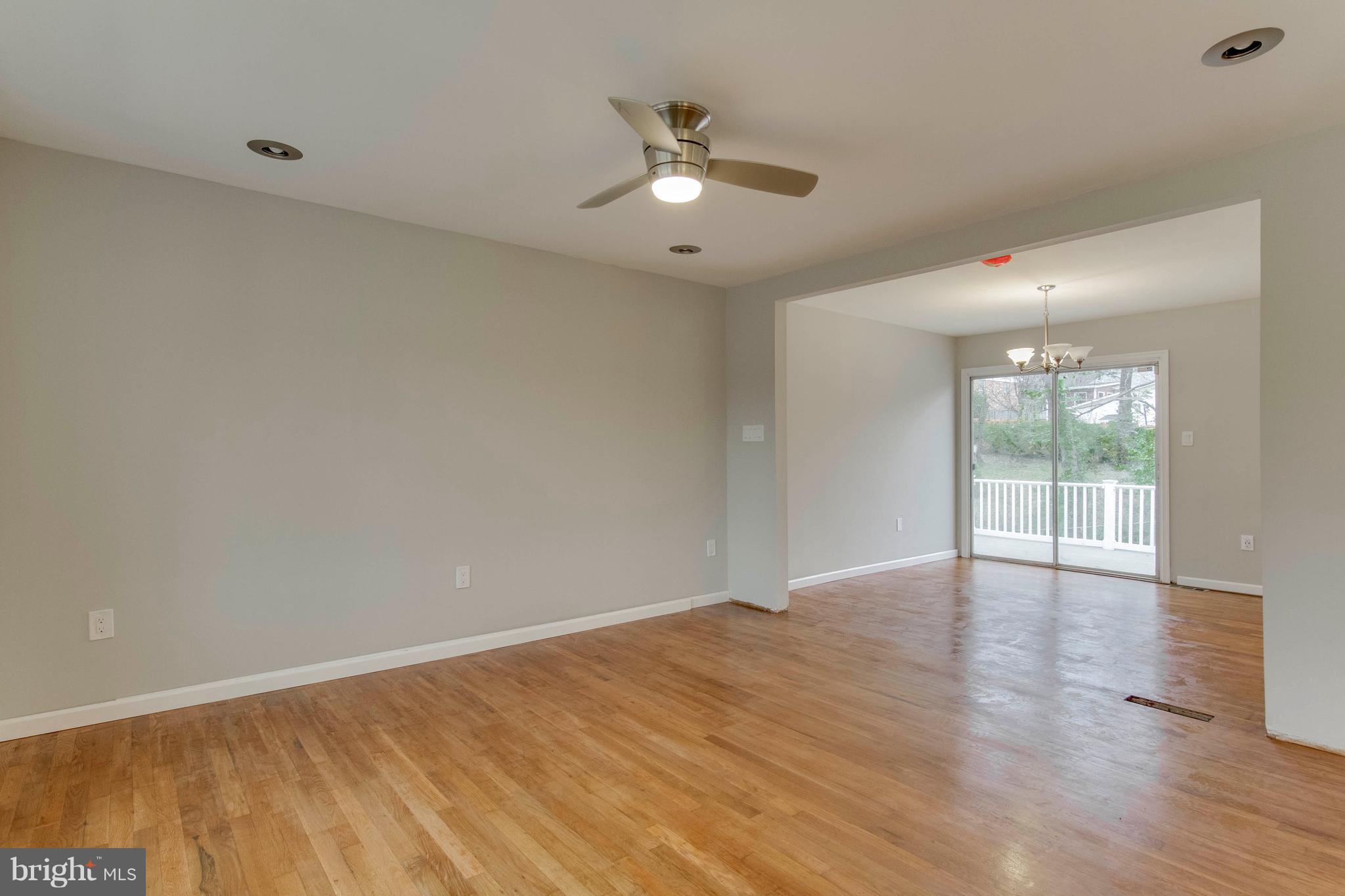 13405 Kingsman Road Woodbridge, VA 22193 - Photo 9 of 42 Living Room